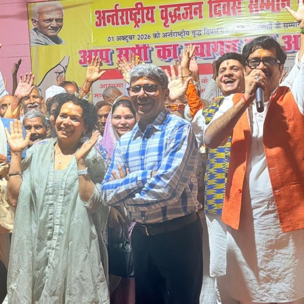 औरैया में सेवा कार्यक्रम:अमेरिका से आई बेटी ने वृद्धाश्रम में बांटे उपहार, बुजुर्गों की पीड़ा सुनी