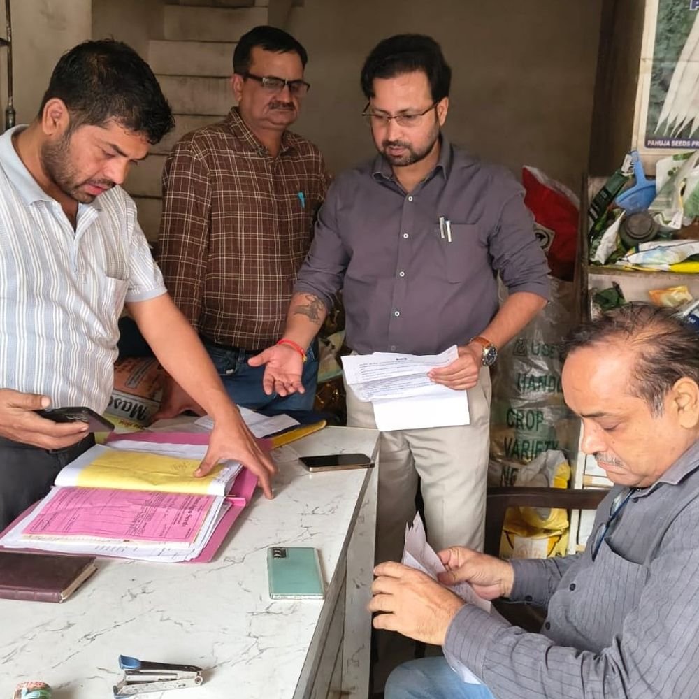 हापुड़ में बीज की दुकानों पर छापेमारी, 16 नमूने भरे:गुणवत्ता में खामियां मिलने पर प्रतिष्ठानों को नोटिस, पोटाश की भी जांच हुई