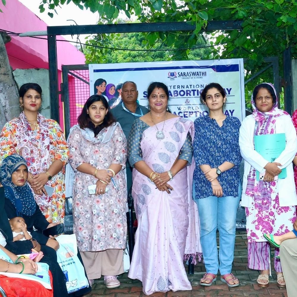 पिलखुवा PHC में जागरूकता कार्यक्रम:नाटक से बताया सुरक्षित प्रजनन का महत्व, स्वास्थ्य के प्रति जागरूक किया