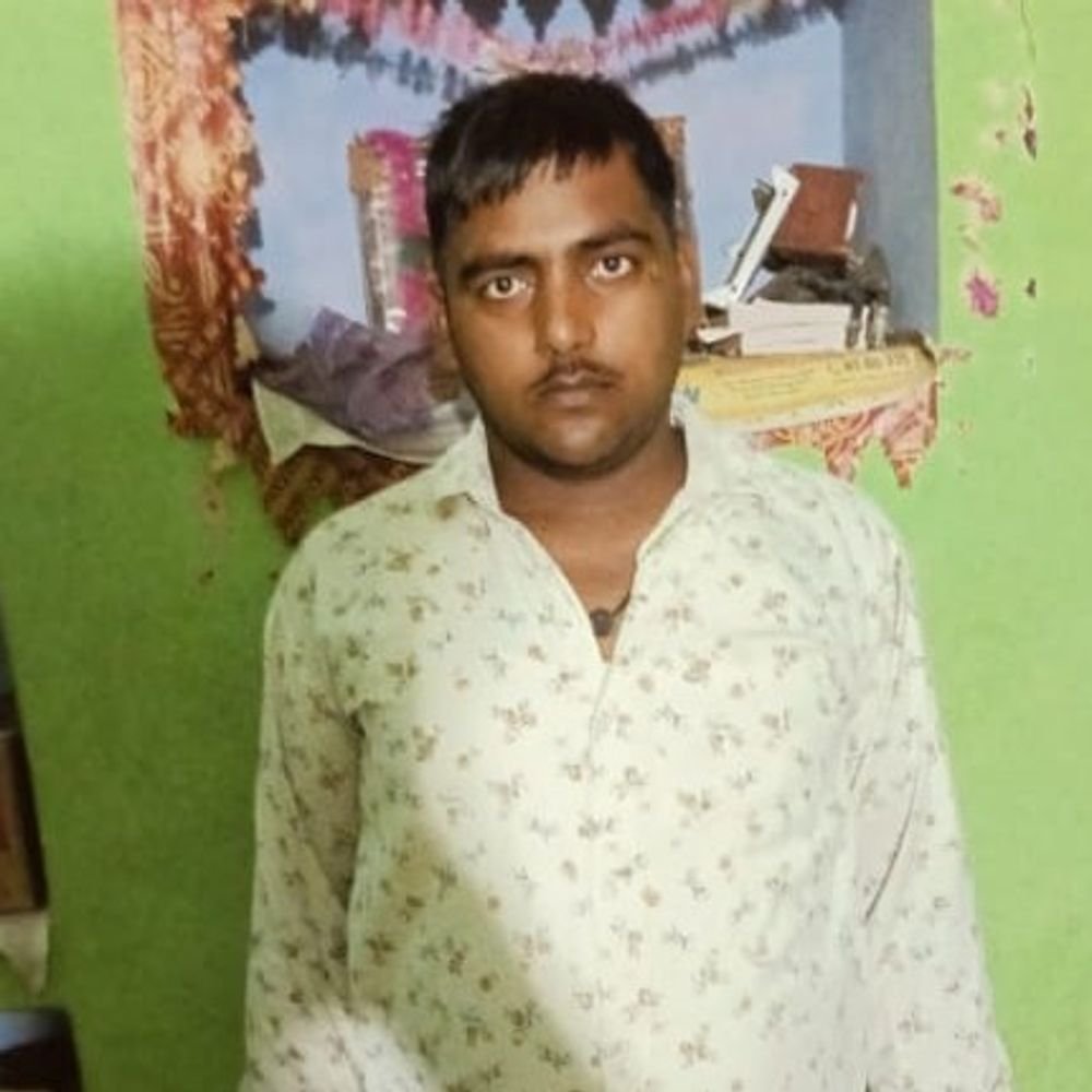 डीसीएम को अज्ञात वाहन ने मारी टक्कर, चालक की मौत:एटा में परिचालक गंभीर घायल, धान लादकर बेचने जा रहे थे