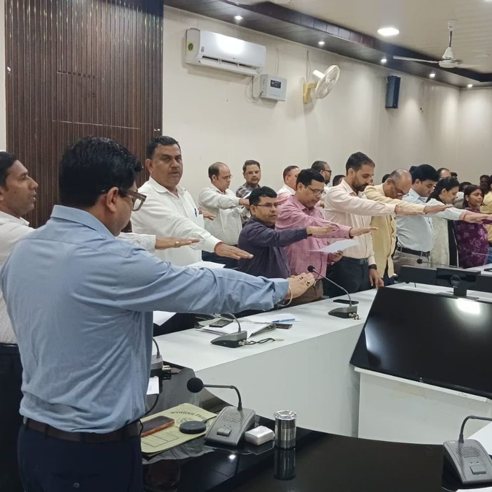 सरदार पटेल की 151वीं जयंती पर उन्नाव में कार्यक्रम:डीएम ने किया माल्यार्पण, पटेल के योगदान को किया याद