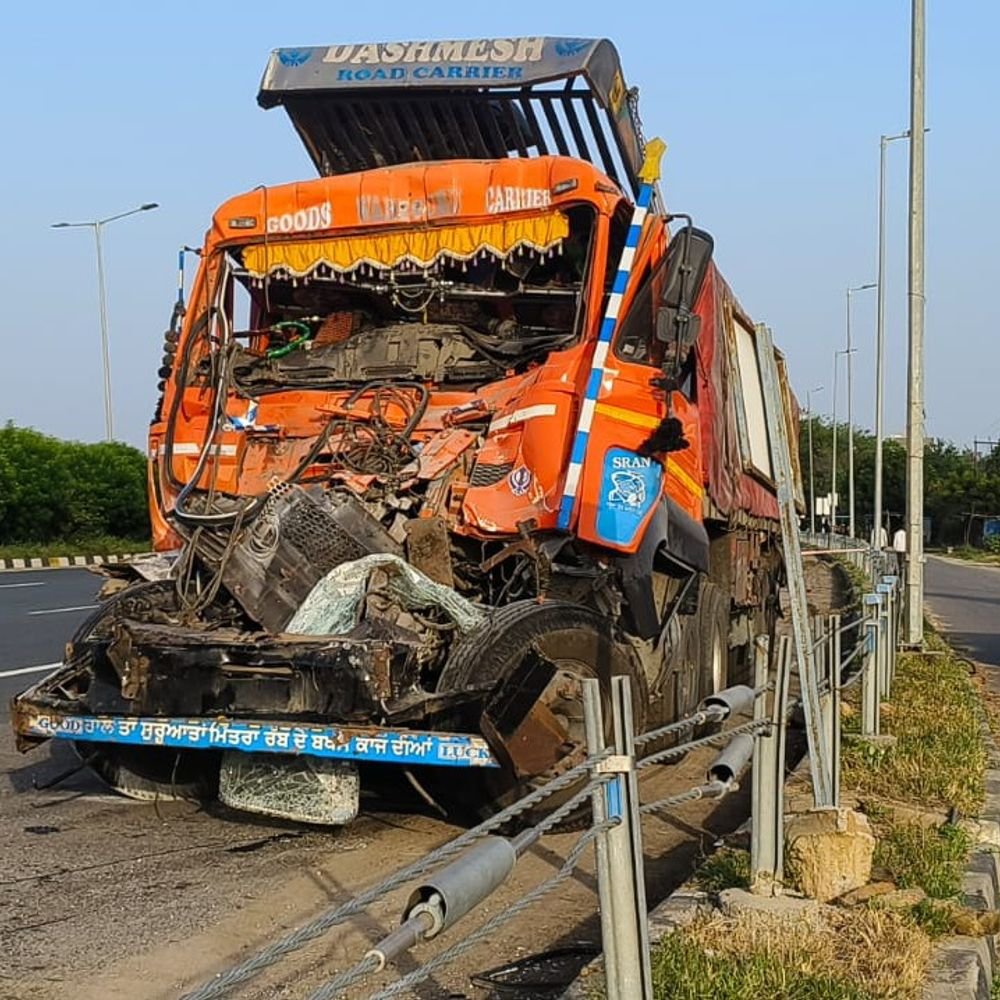 इटावा में आगरा-कानपुर हाईवे पर बेकाबू ट्रेलर बस से टकराई:घायल चालक केबिन में फंसा, बस यात्रियों में मची अफरा-तफरी