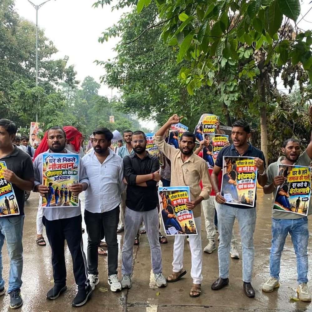 गोंडा में बेरोजगारी के खिलाफ Gen-Z का प्रदर्शन:गांधी पार्क से कलेक्ट्रेट तक पैदल मार्च; बोले- नौकरी नहीं मिली तो घर नहीं लौटेंगे