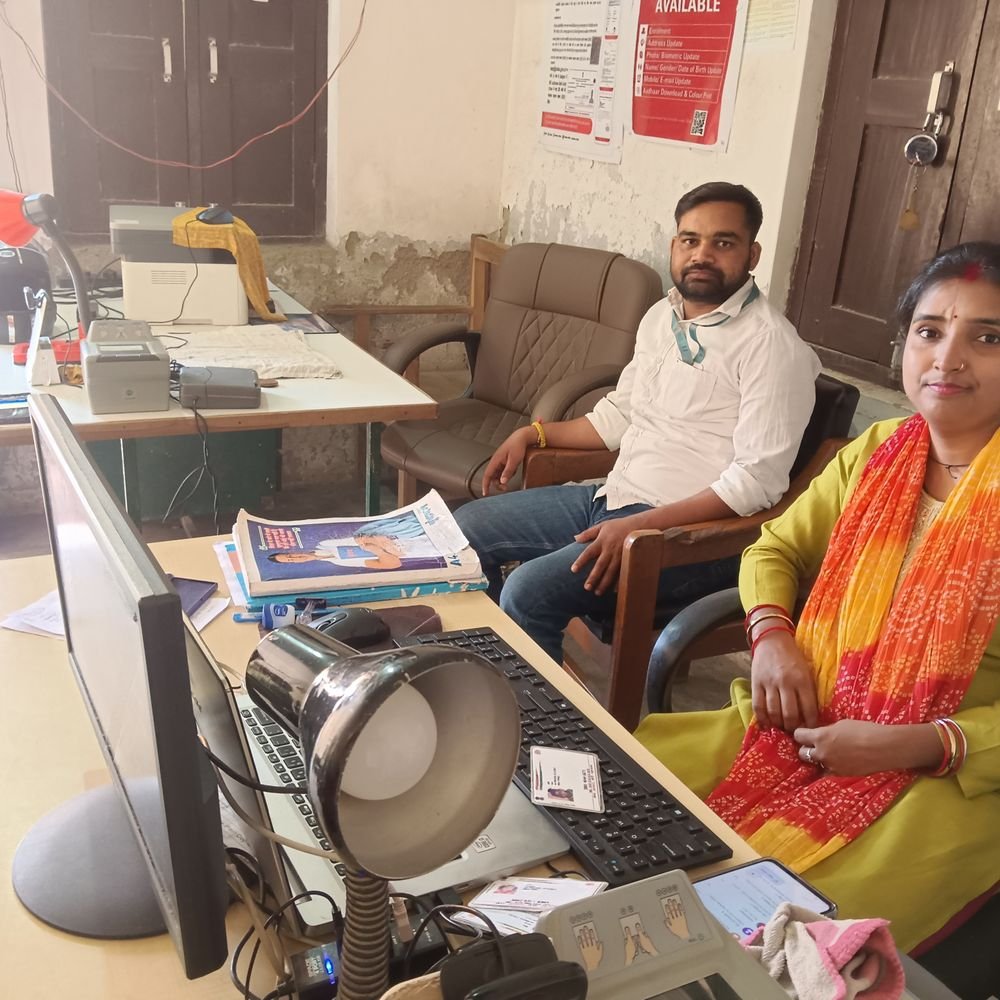 महराजगंज सदर ब्लॉक में 60-70 आधार कार्ड बने:पुराने में संशोधन भी हुआ, 0-18 साल के बच्चों के नए कार्ड मुफ्त