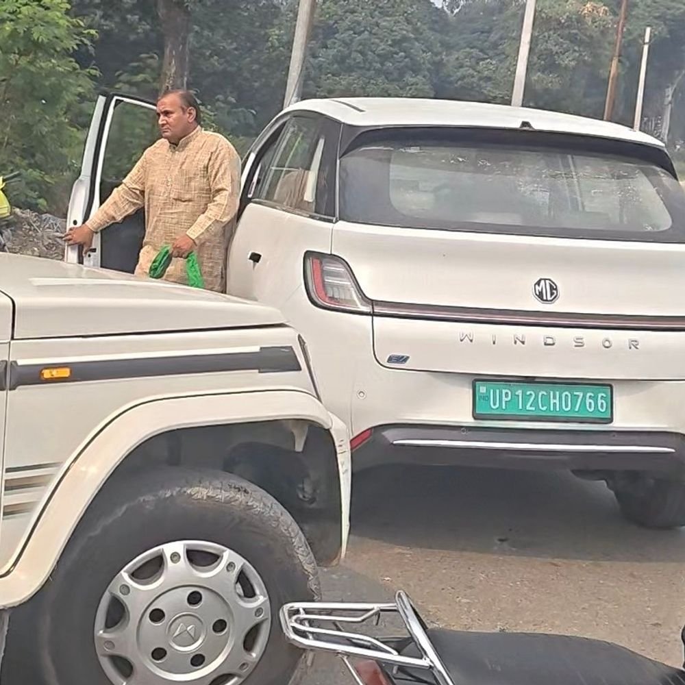 मुजफ्फरनगर में आगे कार लगाकर नायब तहसीलदार की गाड़ी रोकी:पुलिस के सामने नायब तहसीलदार से बदसलूकी, अवैध खनन रोकने पहुंचे थे