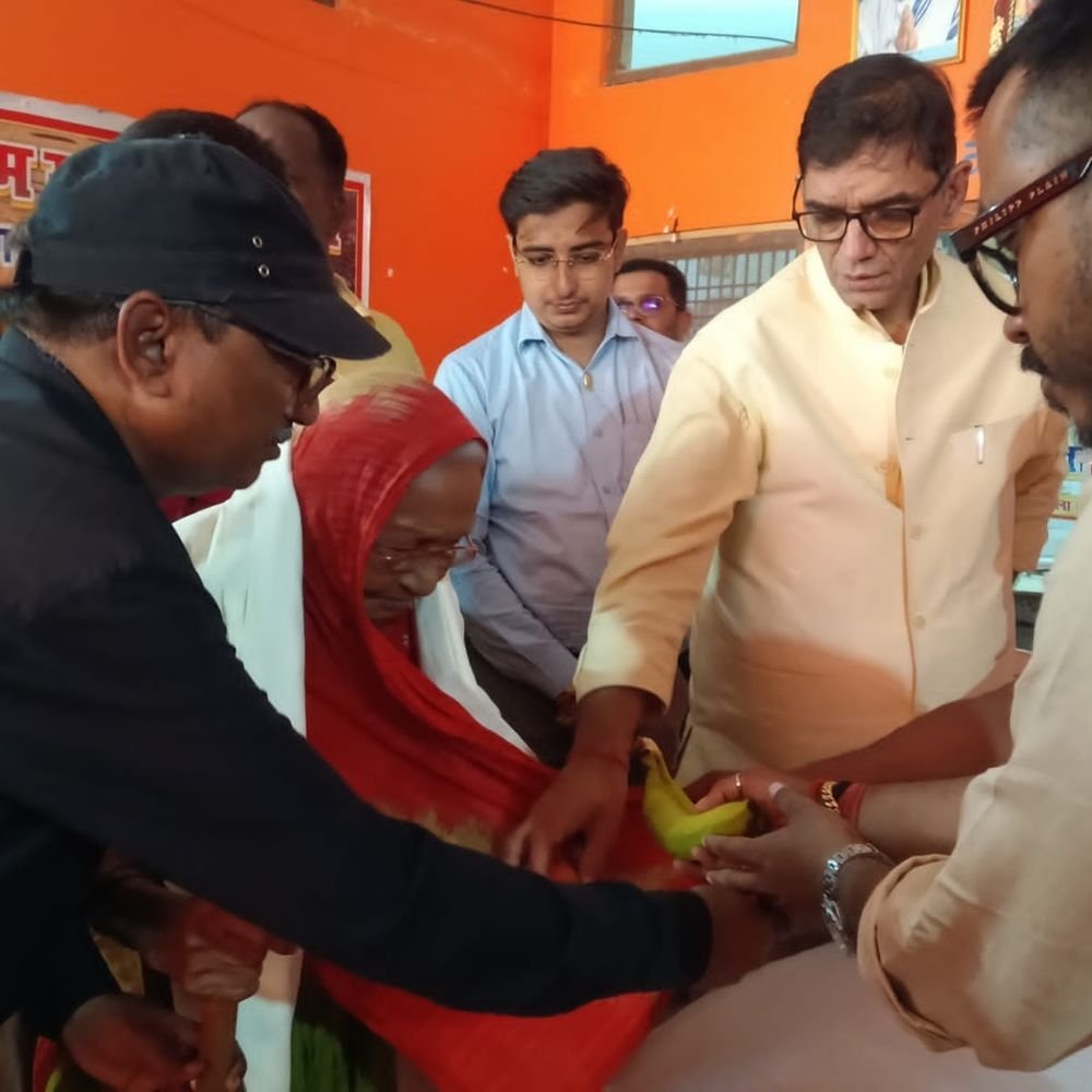 बलिया डीएम वृद्धा आश्रम पहुंचे, बुजुर्गों को सम्मानित किया:अंतरराष्ट्रीय वृद्धजन सम्मान दिवस पर सुनीं आयुष्मान कार्ड और पेंशन की समस्याएं