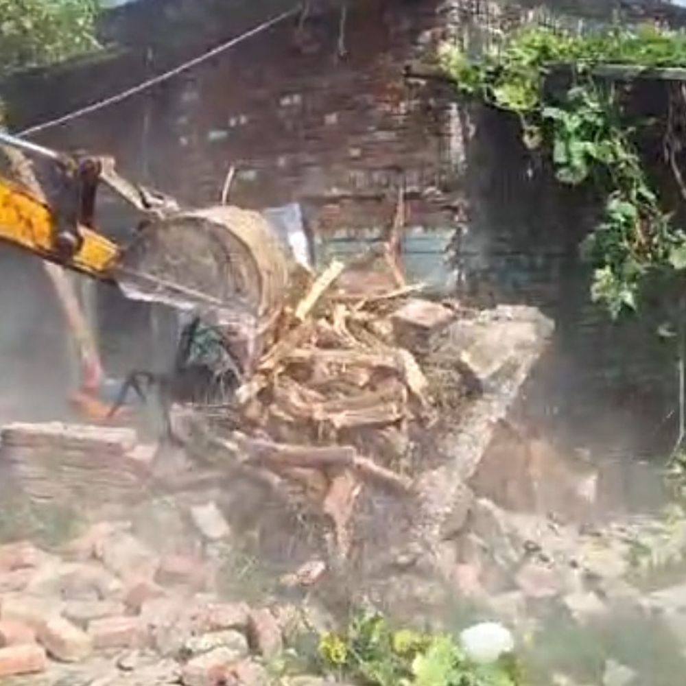 बहराइच में सरकारी जमीन पर चला बुलडोजर:न्यायालय के आदेश पर एक मकान समेत चार अवैध कब्जे हटाए गए