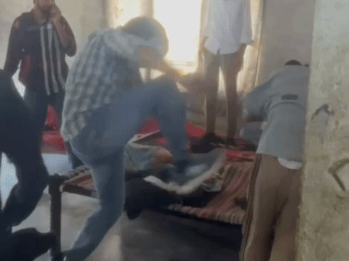 हापुड़ में दो युवकों को कमरे में बंद कर पीटा:मारपीट का वीडियो सामने आने के बाद 6 पर केस