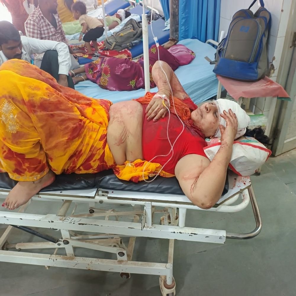 टायर फटने से कार पलटी, परिवार के 5 लोग घायल:चित्रकूट में मुंडन संस्कार कराकर लौटते समय खड़े ट्रक से टकराई गाड़ी