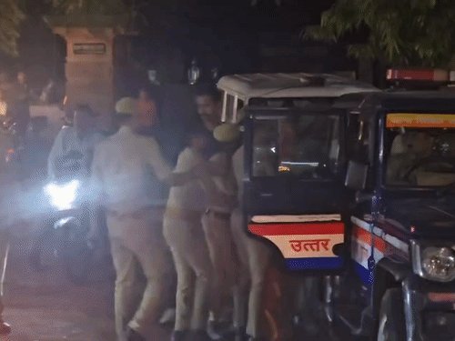 TGT-PGT प्रदर्शन में 114 पर FIR:14 नामजद, चौराहे पर बैरियर लगाकर रास्ता रोका, जाम में फंसी एंबुलेंस