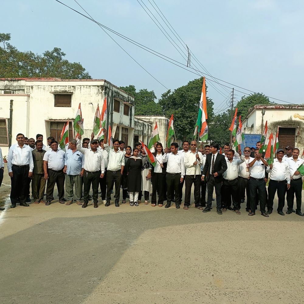 न्यायालय कर्मचारियों ने मांगों को लेकर निकाली तिरंगा यात्रा:बस्ती से जाकर 25 अक्टूबर को लखनऊ में करेंगे प्रदेशव्यापी सत्याग्रह