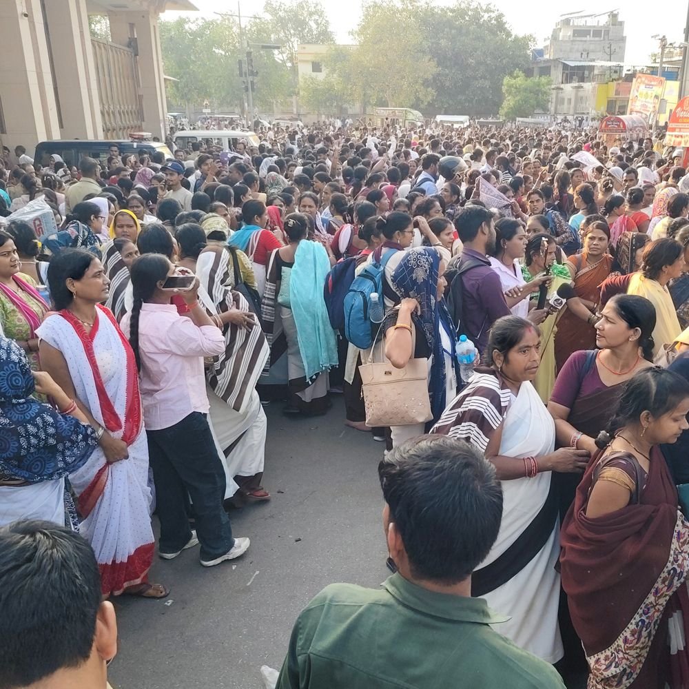 इको गार्डन के बाहर आशा बहनों का प्रदर्शन:अपनी मांगों को लेकर सड़क पर उतरीं आशा बहनें, जाम से आवागमन प्रभावित