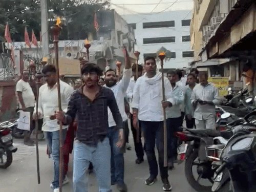 मेरठ में धरने के बाद पार्षद ने निकाला मशाल जुलुस:दिन भर निगम के गेट पर बैठने के बाद अन्य पार्षदों के साथ किया प्रदर्शन