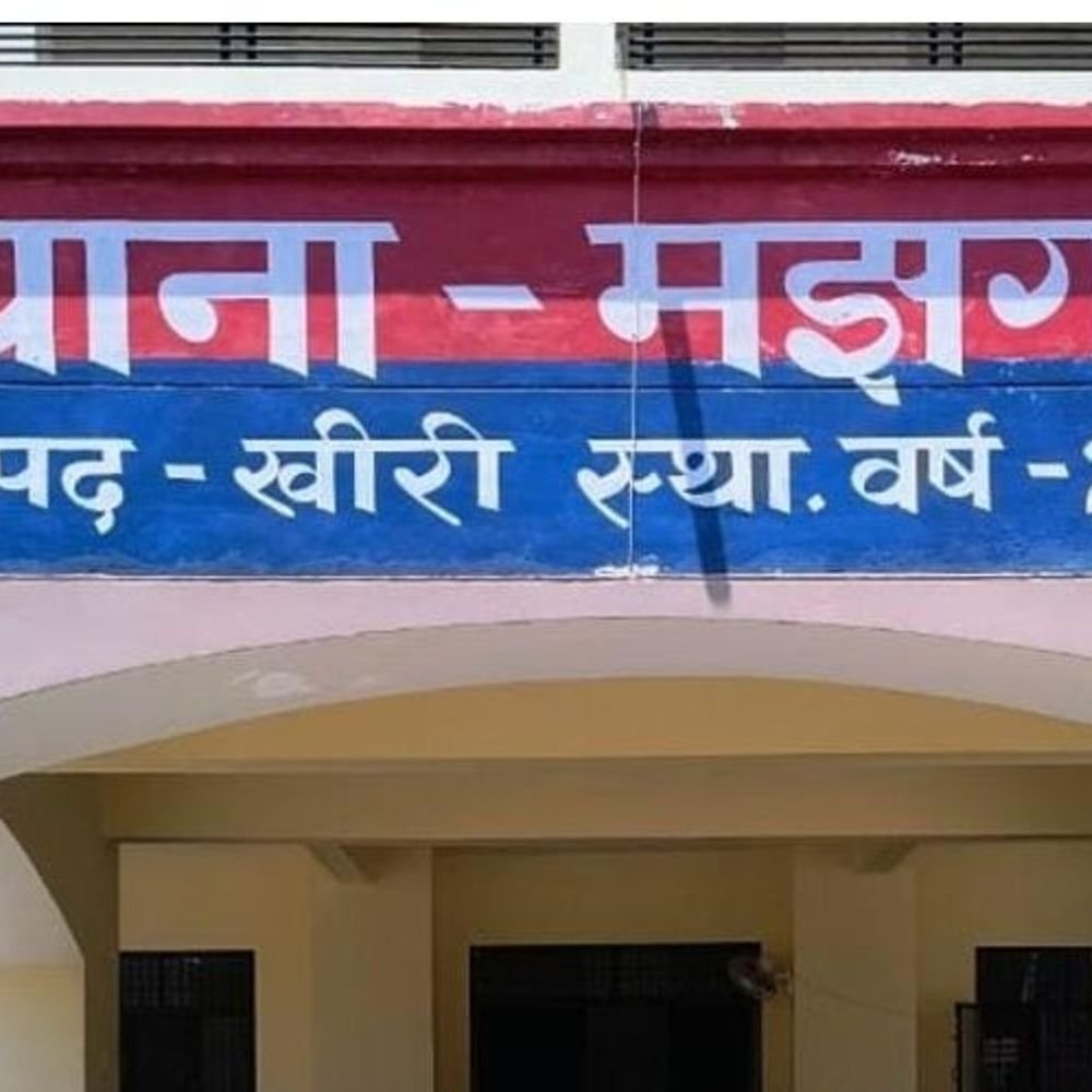 लखीमपुर खीरी में बीआईएस का ज्वेलर्स की दुकान पर छापा:टीम जांच के लिए ढाई ग्राम सोना अपने साथ ले गई, कई दुकानें बंद हुईं