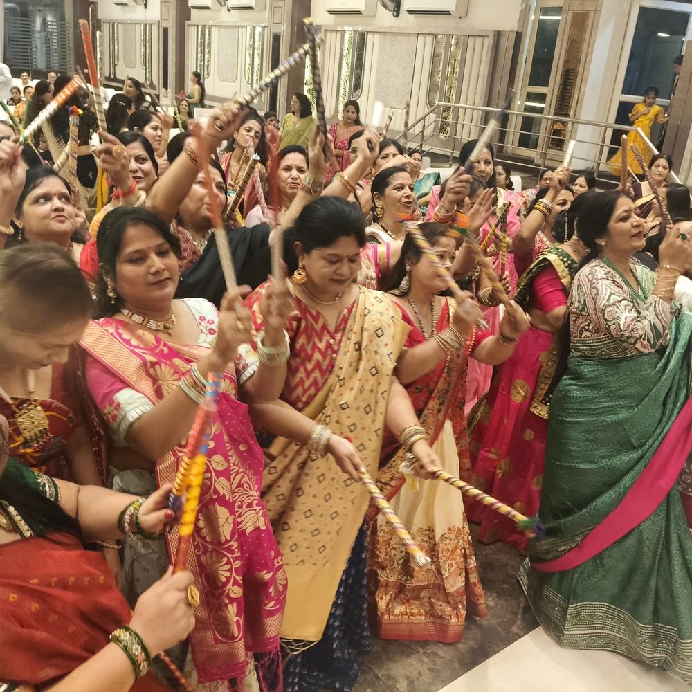 खंडेलवाल महिला मंडल का डांडिया उत्सव धूमधाम से संपन्न:दीप प्रज्वलन और गणेश वंदना से हुआ शुभारंभ, रंगारंग प्रस्तुतियों पर झूमे सदस्य