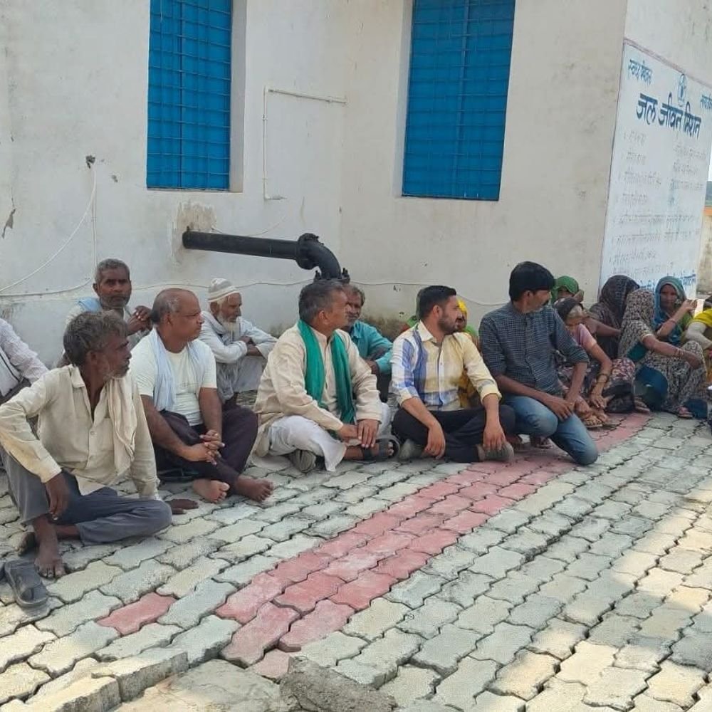 कन्नौज में ग्रामीणों का धरना-प्रदर्शन:22 दिन से टंकी बंद, ब्लॉक मुख्यालय पर तालाबंदी की चेतावनी