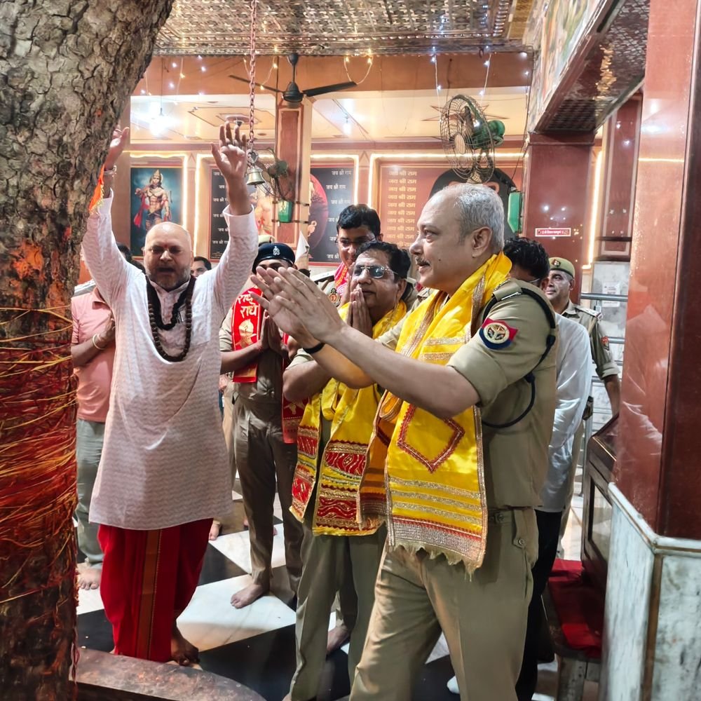 एडीजी ने बाजारों और दुर्गा मंदिरों में की पैदल गश्त:शामली में त्योहारों पर पुलिस तैनाती बढ़ाने के निर्देश, व्यापारियों से जाना सुरक्षा का हाल