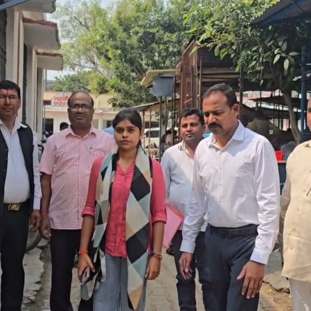 एटा में वैष्णवी बनीं एक दिन की क्षेत्रीय खाद्य अधिकारी:सिविल इंजीनियरिंग की छात्रा ने जनसुनवाई में राशन कार्ड से जुड़ी शिकायत का कराया निस्तारण