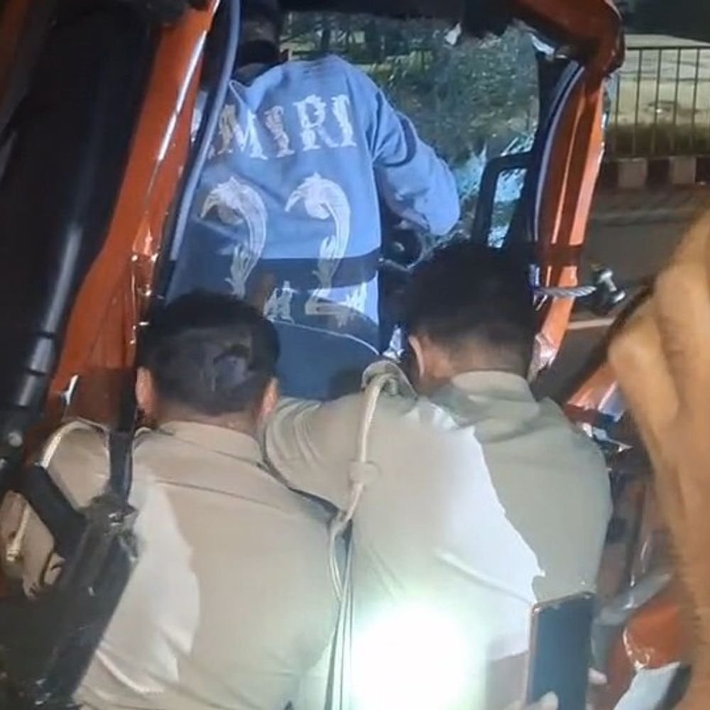 अमरोहा में NH - 9 पर DCM, ट्रक में घुसी:केबिन में फंसे डीसीएम चालक को लोगों ने निकाला बाहर, हालत नाजुक, मेरठ रेफर