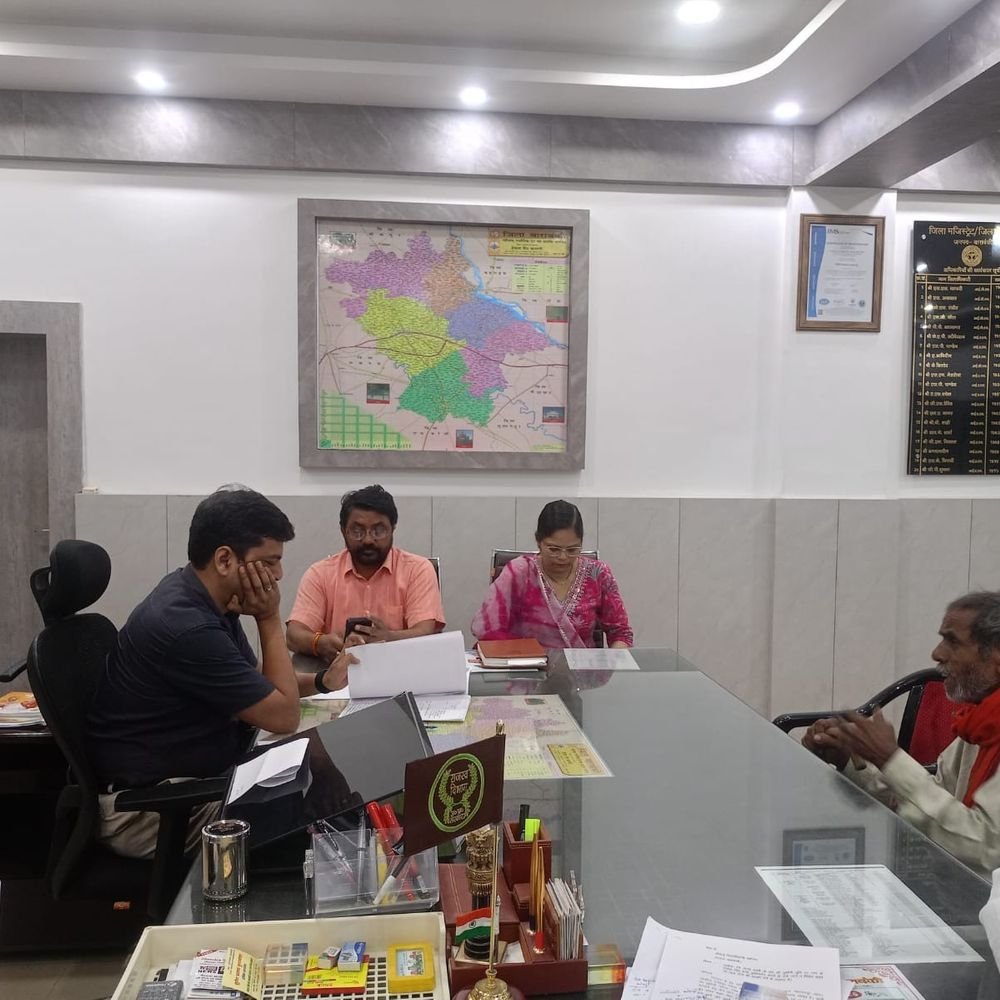बाराबंकी में DM ने 73 साल केबुजुर्ग की सुनी समस्या:बेटे ने घर से निकाला, DM ने तुरंत पेंशन के दिए निर्देश