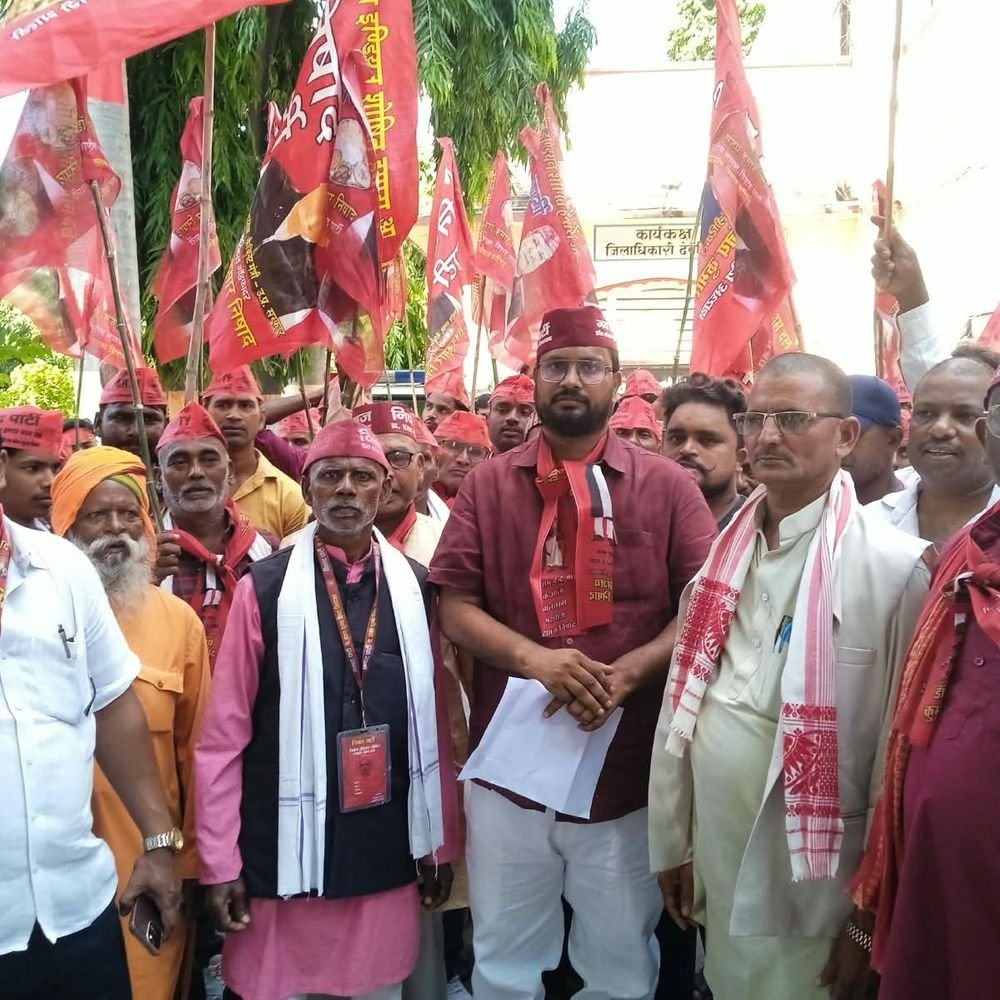संजय निषाद को धमकी देने पर निषाद पार्टी का प्रदर्शन:गर्दन काटने की धमकी देने का आरोप, कार्यकर्ताओं ने SDM को ज्ञापन सौंपा