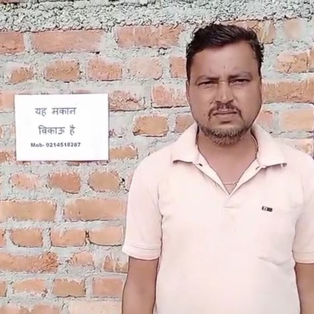 धमकियों से डरा परिवार, घर के बाहर लिखा मकान बिकाऊ:महोबा में लगाया गया पोस्टर, बेटी को उठाने की धमकी का आरोप