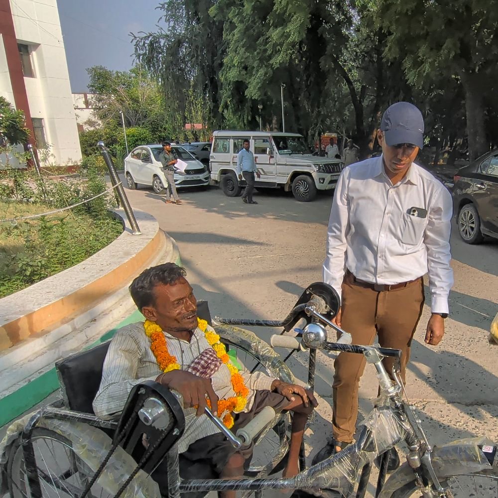 दिव्यांग रामस्वरूप को मिली ट्राईसाइकिल, पेंशन शुरू कराने के निर्देश:कानपुर देहात में सीडीओ विधान जायसवाल ने भेंट की, तत्काल आवेदन के लिए कहा