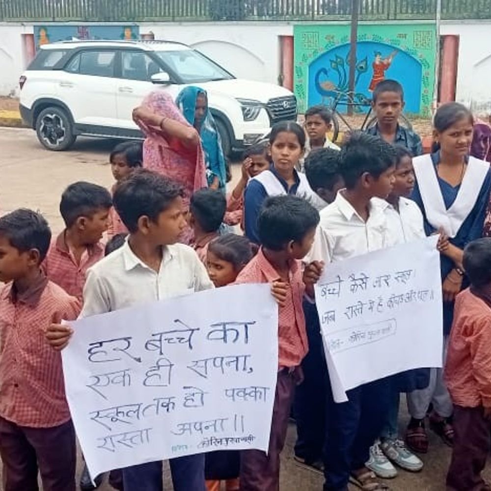 चित्रकूट में सड़क नहीं,बच्चे पगडंडी से स्कूल जाने को मजबूर:ग्रामीण बोले- एंबुलेंस भी नहीं पहुंच पाती, DM से की सड़क बनाने की मांग