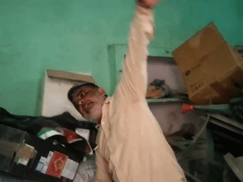 सहारनपुर में ठेकेदार ने वन विभाग दफ्तर में खाया जहर:बोला-एक लाख रुपए रिश्वत मांग रहे, अधिकारी कर रहे परेशान, मैं दिव्यांग हूं...मेरे छोटे-छोटे बच्चे हैं