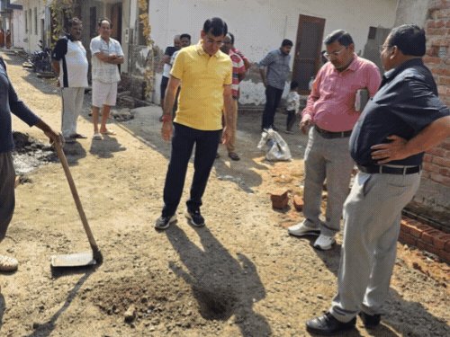 एडीए उपाध्यक्ष ने सड़क की गिट्‌टी उखड़वाकर गहराई नपवाई:सूर्या एन्क्लेव में निर्माण कार्य का किया निरीक्षण, सामग्री की लैब में होगी जांच
