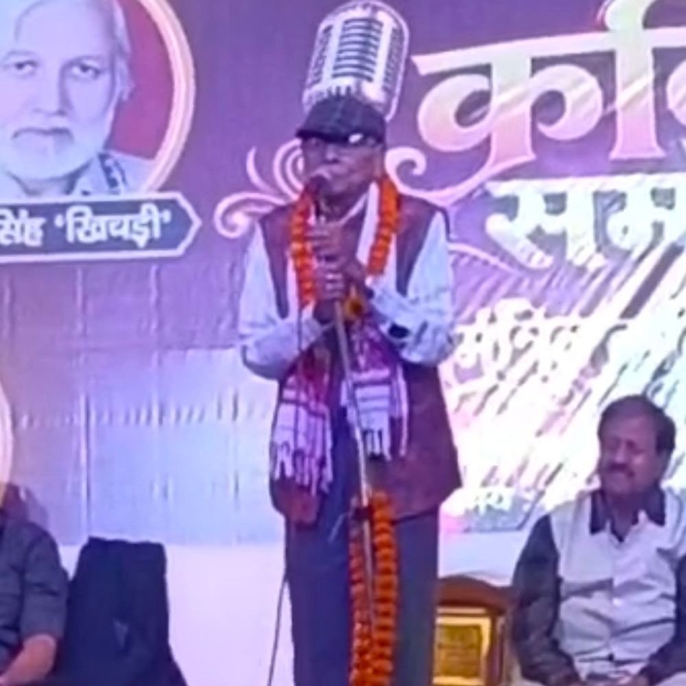 गुलावठी में कवि सम्मेलन:रामलीला मंच पर कवियों ने वीर रस और हास्य-व्यंग्य से बांधा समां