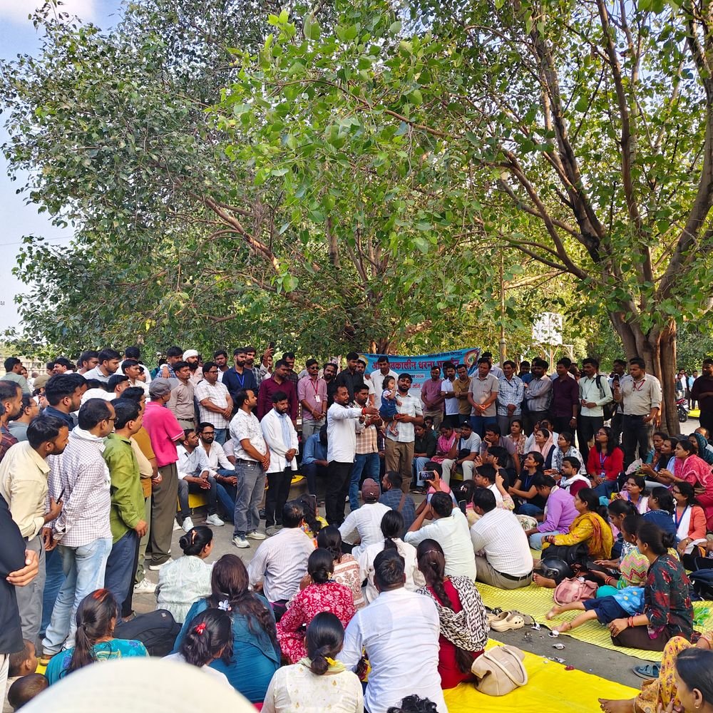 अधिकारों और भविष्य की सुरक्षा के लिए प्रदर्शन:इको गार्डन में मांगें पूरी होने तक धरना जारी रखेंगे सामुदायिक स्वास्थ्य अधिकारी