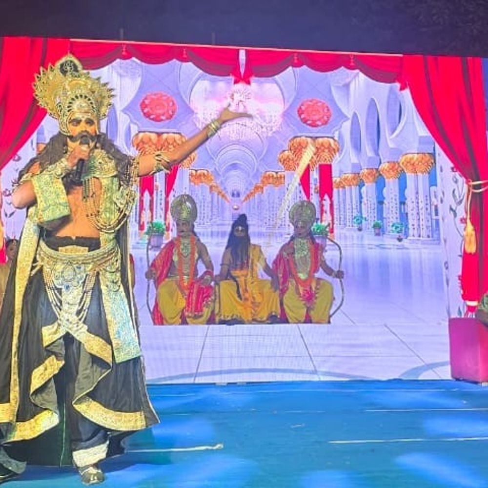 राजनगर एक्सटेंशन रामलीला में सीता स्वयंवर का मंचन:श्रीराम के द्वारा धनुष का खंडन करते ही देवताओं द्वारा पुष्प वर्षा की गई