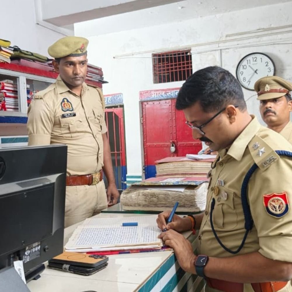 एसपी ने सलेमपुर-भाटपाररानी में दुर्गा पूजा पंडालों का निरीक्षण किया:सुरक्षा व्यवस्था परखी, भाटपाररानी थाने के रजिस्टर-सीसीटीवी भी जांचे