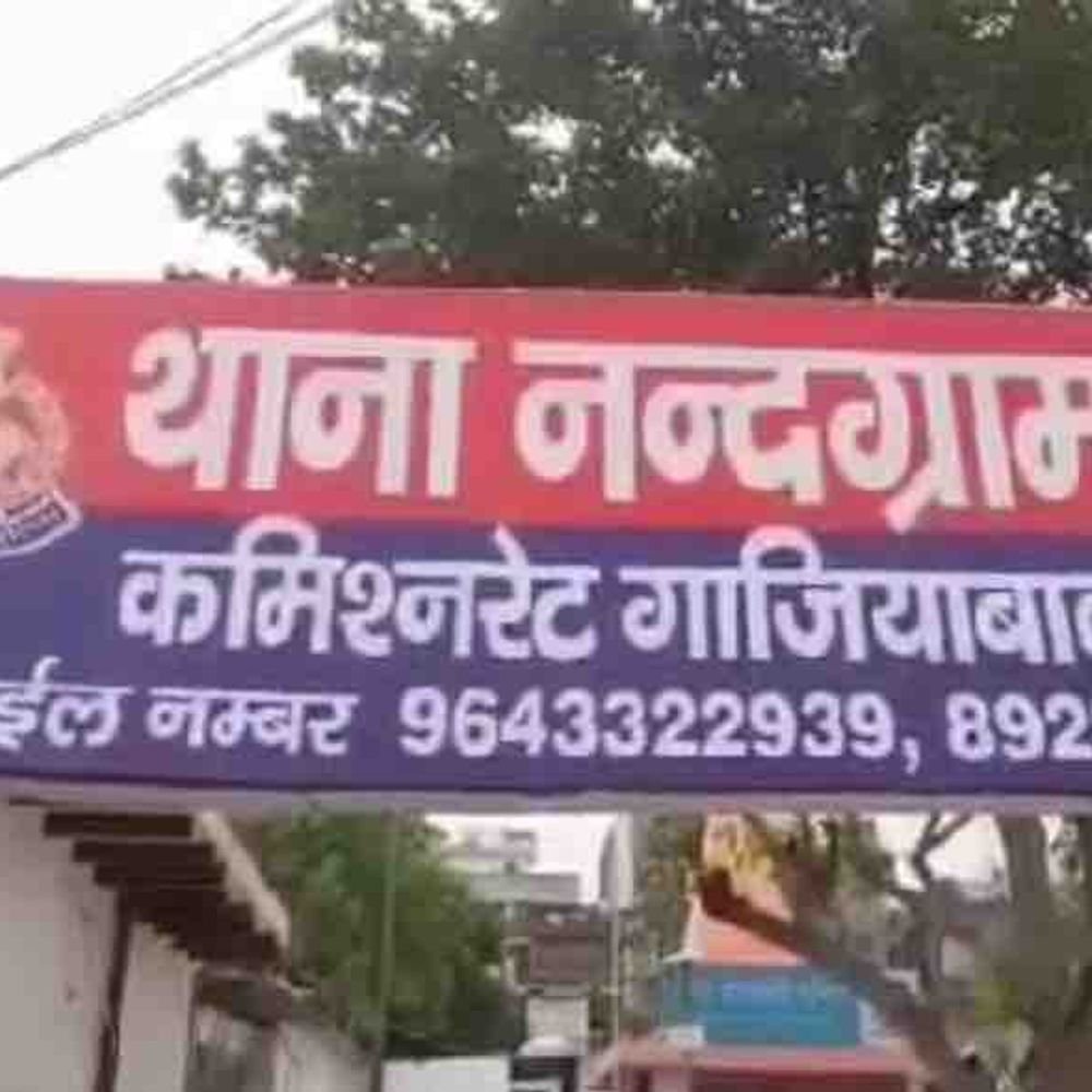 धार्मिक यात्रा में ई-रिक्शा चालक से मारपीट:महिला के पैर में टक्कर लगने से हुआ विवाद, बीच सड़क पर चले लात-घूसे