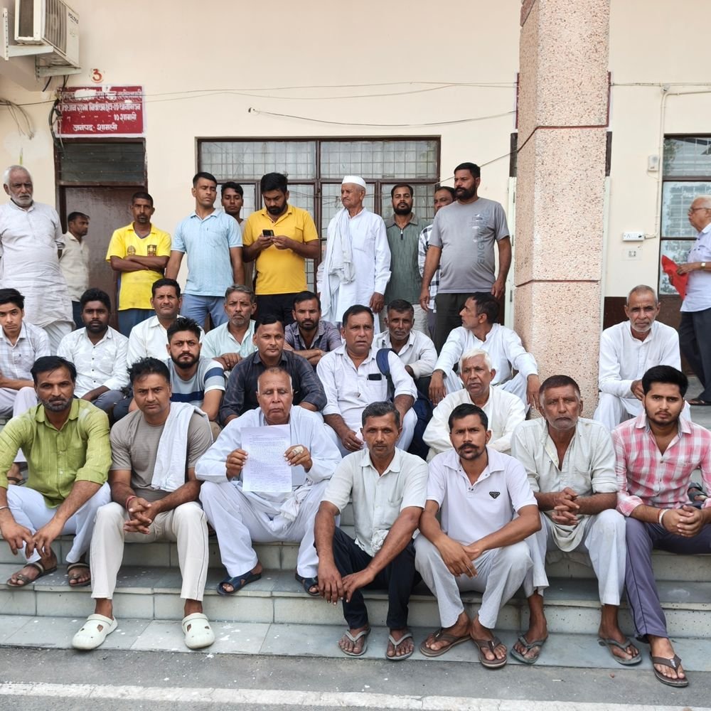 शामली में सड़क ढाल विवाद, रास्ते में पानी भरा:सड़क का ढाल तालाब की ओर कराने की मांग, 200 परिवारों के रास्ते में भरा पानी