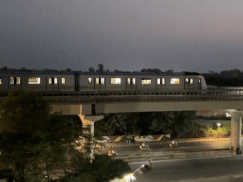 आगरा में पहली बार मॉल रोड पर दौड़ी मेट्रो-ट्रायल सफल:दूसरे कॉरीडोर पर 3 किमी लंबी डाउन लाइन पर हुआ ट्रायल रन