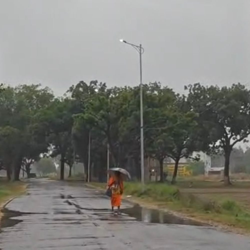 कौशांबी में तेज हवाओं के साथ बारिश:7 डिग्री गिरा तापमान, मौसम विभाग ने अगले 24 घंटे बारिश का अनुमान जताया
