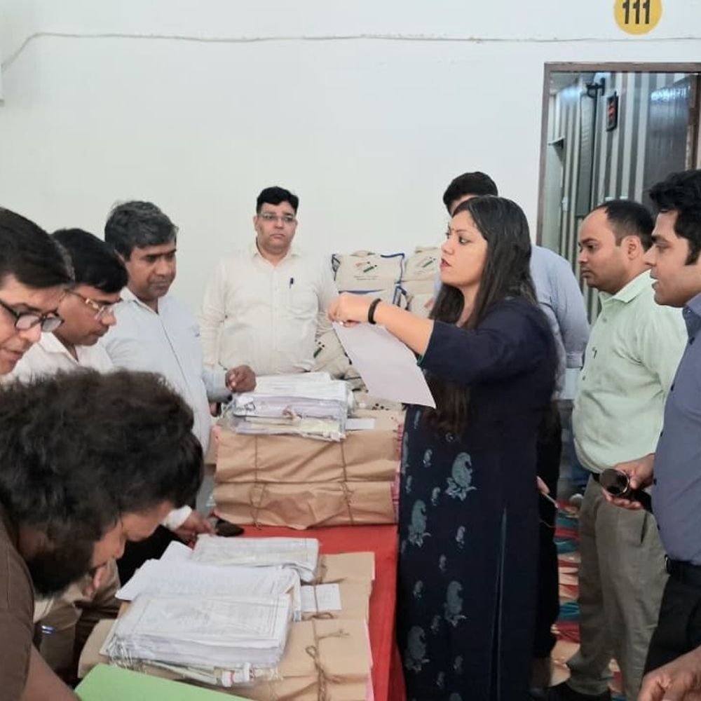 गौतमबुद्धनगर में स्नातक-शिक्षक निर्वाचन के लिए पोलिंग पार्टियां रवाना:23 अक्टूबर को 13 केंद्रों पर सुबह 8 से शाम 4 बजे तक होगा मतदान