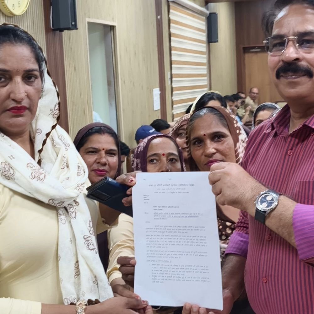 शामली में आशा-संगिनी कार्यकर्ताओं ने किया कार्य बहिष्कार:अनिश्चितकालीन हड़ताल पर बैठीं, 21 हजार रुपए वेतन और नियुक्ति पत्र जारी करने की मांग
