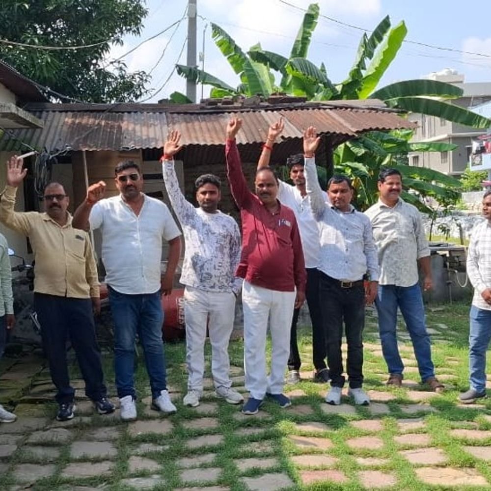 सौभाग्य योजना के ठेकेदारों ने कंपनी कार्यालय में जड़ा ताला:दो साल से करोड़ों का भुगतान अटका, पैसा मिलने तक नहीं खुलेगा; आमरण अनशन की चेतावनी