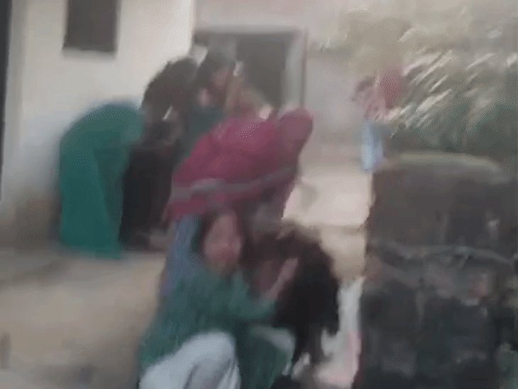 अंबेडकरनगर में जमीनी विवाद पर महिलाओं के बीच मारपीट:दोनों पक्षों के 9 लोगों पर केस दर्ज, कई घायल