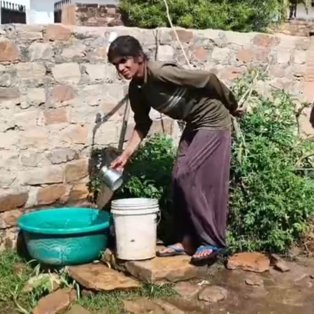 चित्रकूट के पाठा क्षेत्र में खत्म हुआ पानी का संकट:कभी ट्रेन से आता था पानी, अब हर घर में नल से मिल रही सप्लाई