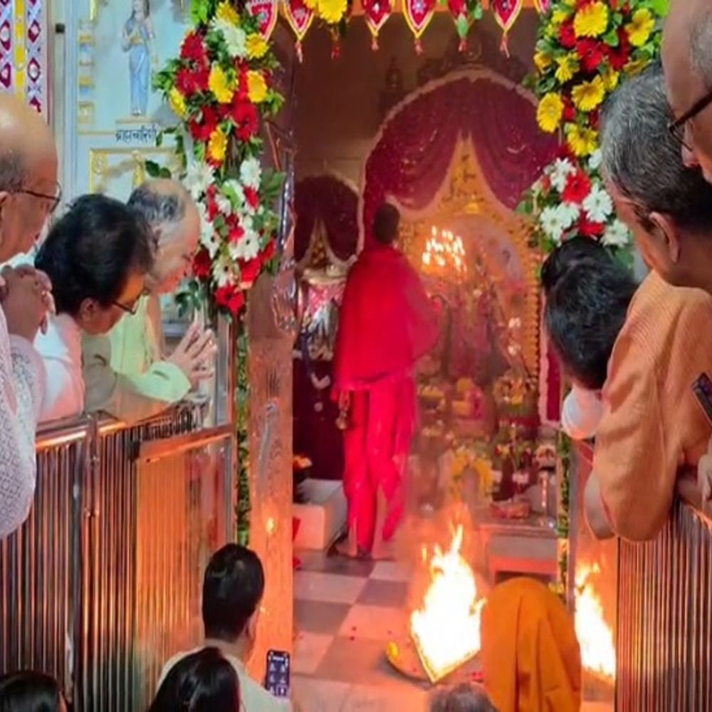 महाष्टमी पर देवी मंदिरों में उमड़े श्रद्धालु:कात्यायनी मंदिर में हुई विशेष संधि पूजा, खजाना लूटने को आतुर नजर आए भक्त