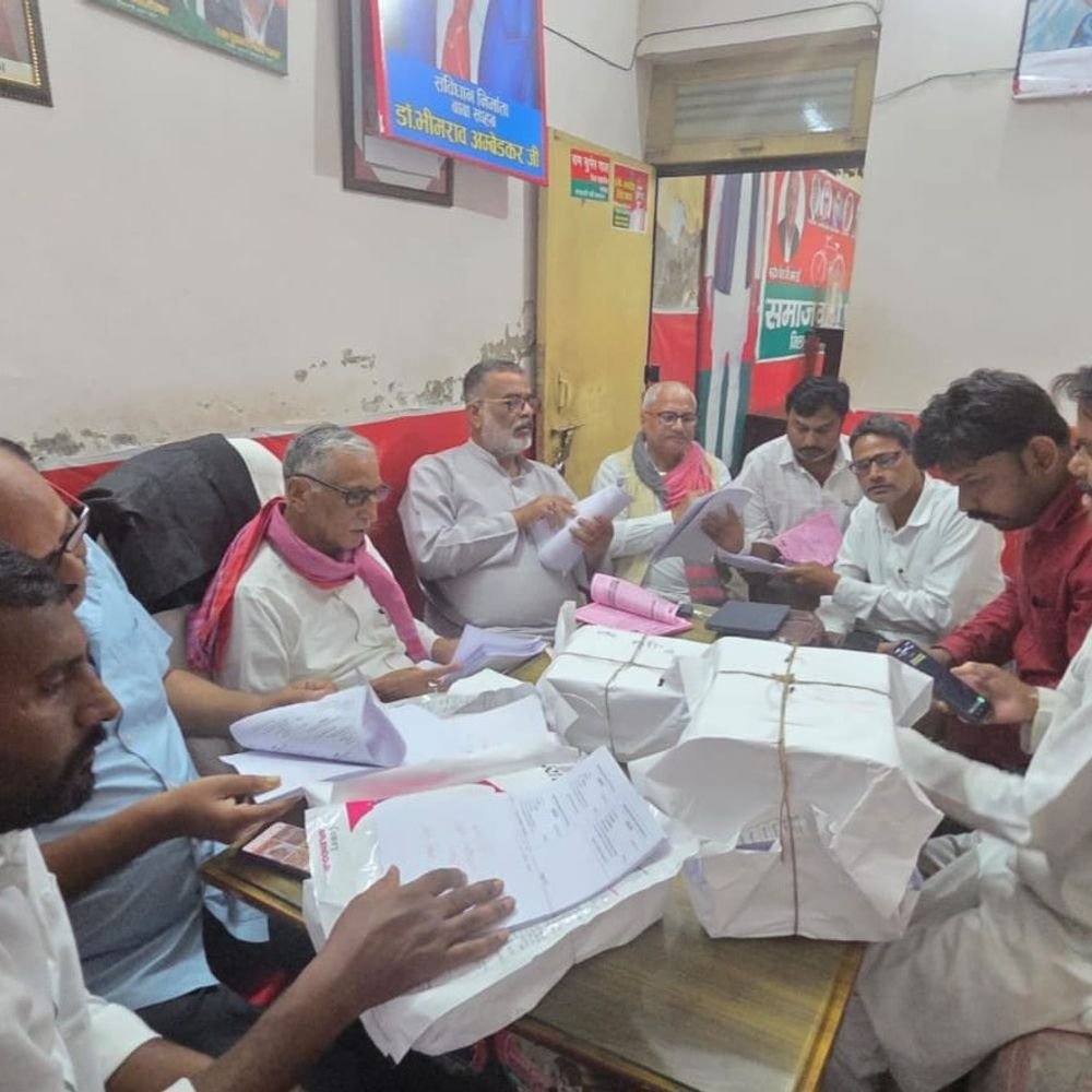 एमएलसी चुनाव में हर वोटर तक पर्ची पहुंचा रहे सपाई:डॉ. मानसिंह के समर्थन में घर-घर पहुंच रहे कार्यकर्ता, 23 अक्टूबर को मतदान