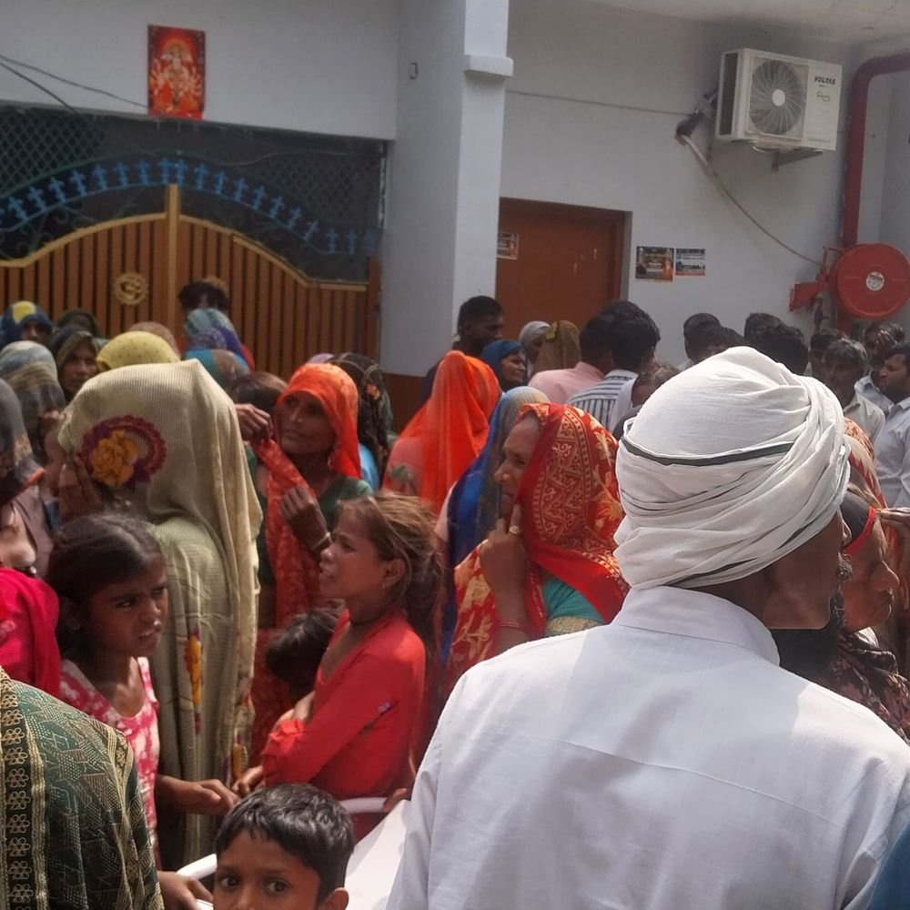 महिला की मौत के बाद परिजनों का हॉस्पिटल में हंगामा:टांके कटने के बाद बिगड़ी हालत, संभल से मेरठ ले जाते समय दम तोड़ा