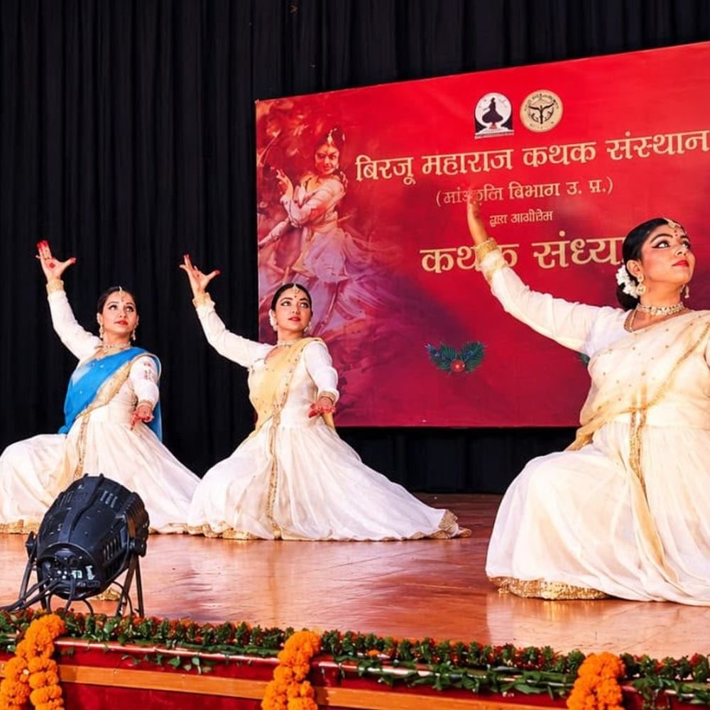 लखनऊ कथक संध्या में पारंपरिक और सूफियाना का संगम:कलाकारों ने शास्त्रीय नृत्य की विविध छटाएं पेश कीं
