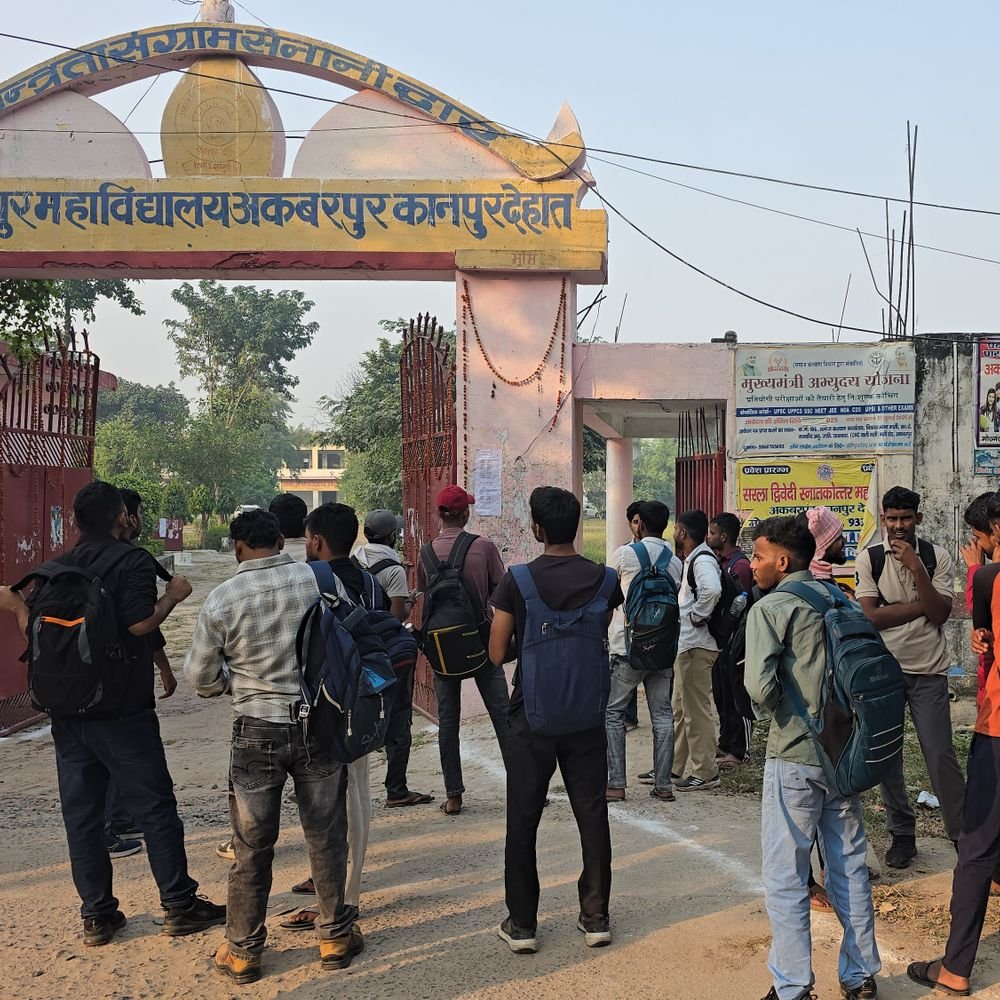 कानपुर देहात में PET परीक्षा शुरू:6 केंद्रों पर 14,544 अभ्यर्थी देंगे एग्जाम, पहली पाली के परीक्षार्थी को मिली एंट्री