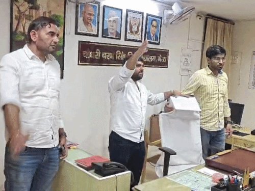 मेरठ की CCSU में बाहरी कार्यक्रम होने से छात्र नाराज:छात्र नेताओं ने रजिस्ट्रार की कुर्सी पर लगाया : आप अपने कार्यों से बचते है का स्टीकर