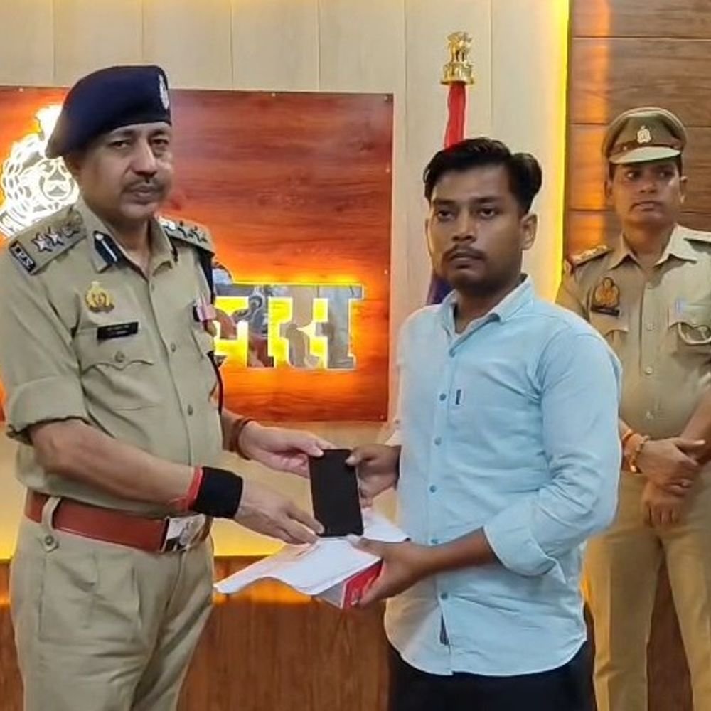उन्नाव में 126 गुमशुदा मोबाइल बरामद:30 लाख रुपए से ज्यादा के फोन मालिकों को लौटाए गए